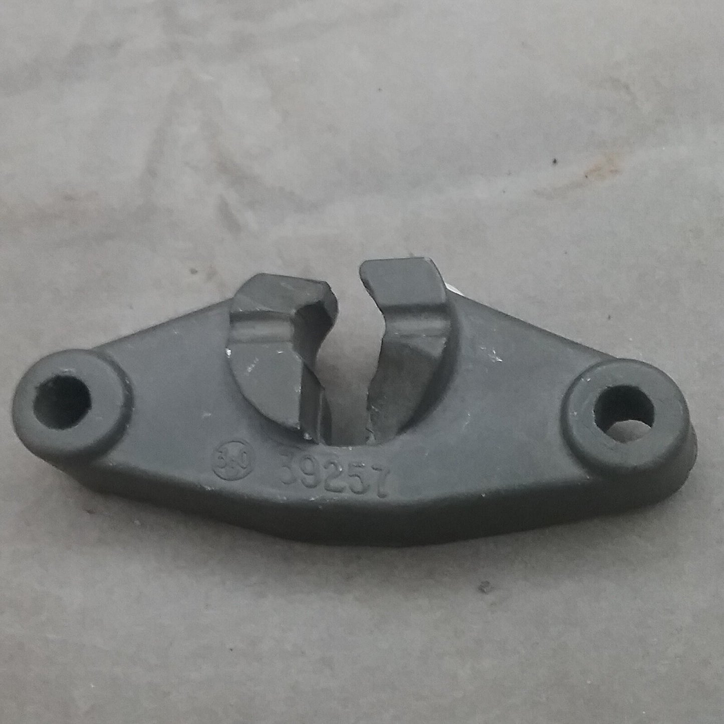 QTY2 NEW GENUINE MERCURY 39257 BRACKET MERCURY OUTBOARD 4 4.5 40HP TOP COWL