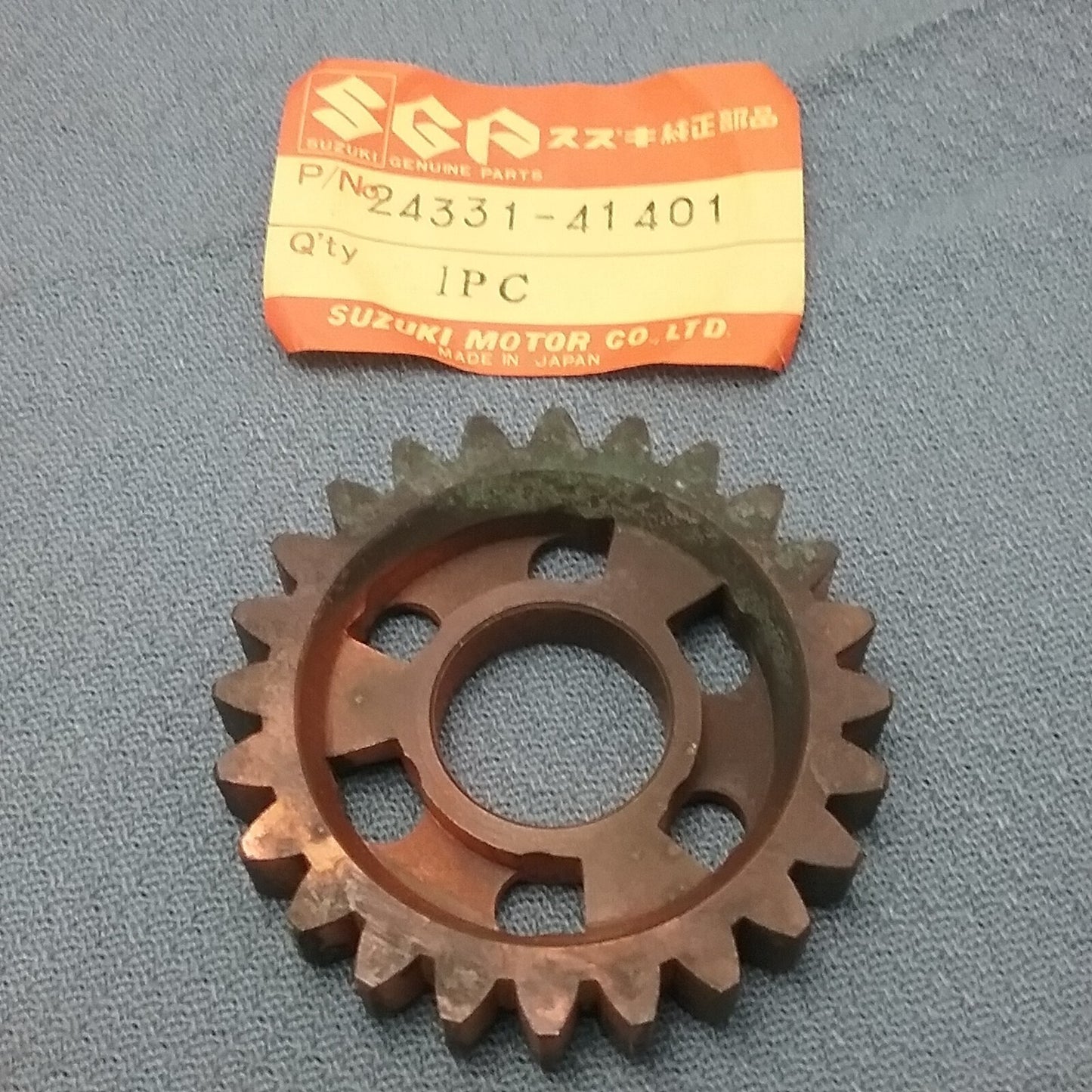 NEW GENUINE SUZUKI 24331-41401 GEAR, 3RD DRIVEN PE250 1977-1979