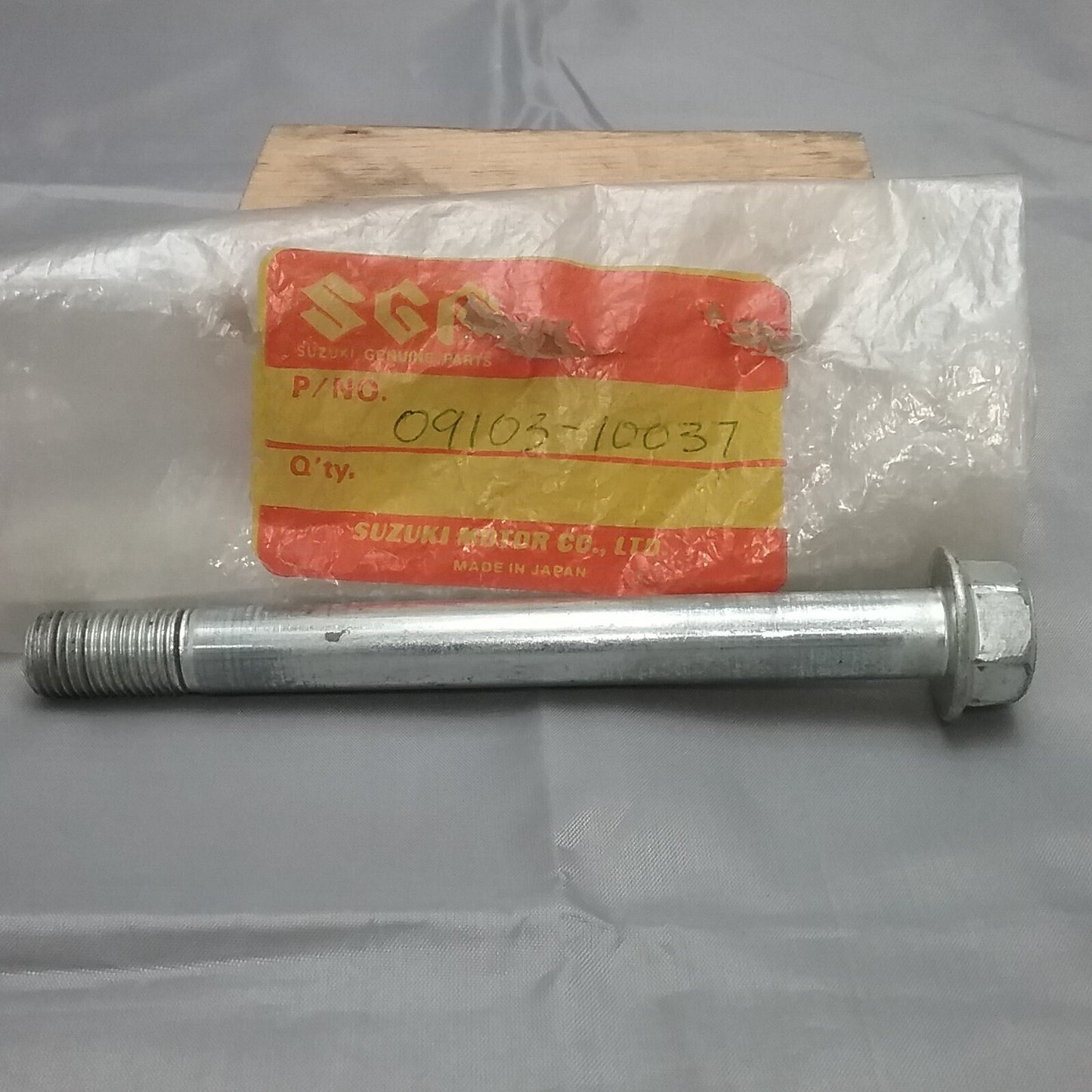 NEW SUZUKI 09103-10037 BOLT, FOOTREST 1981-1996