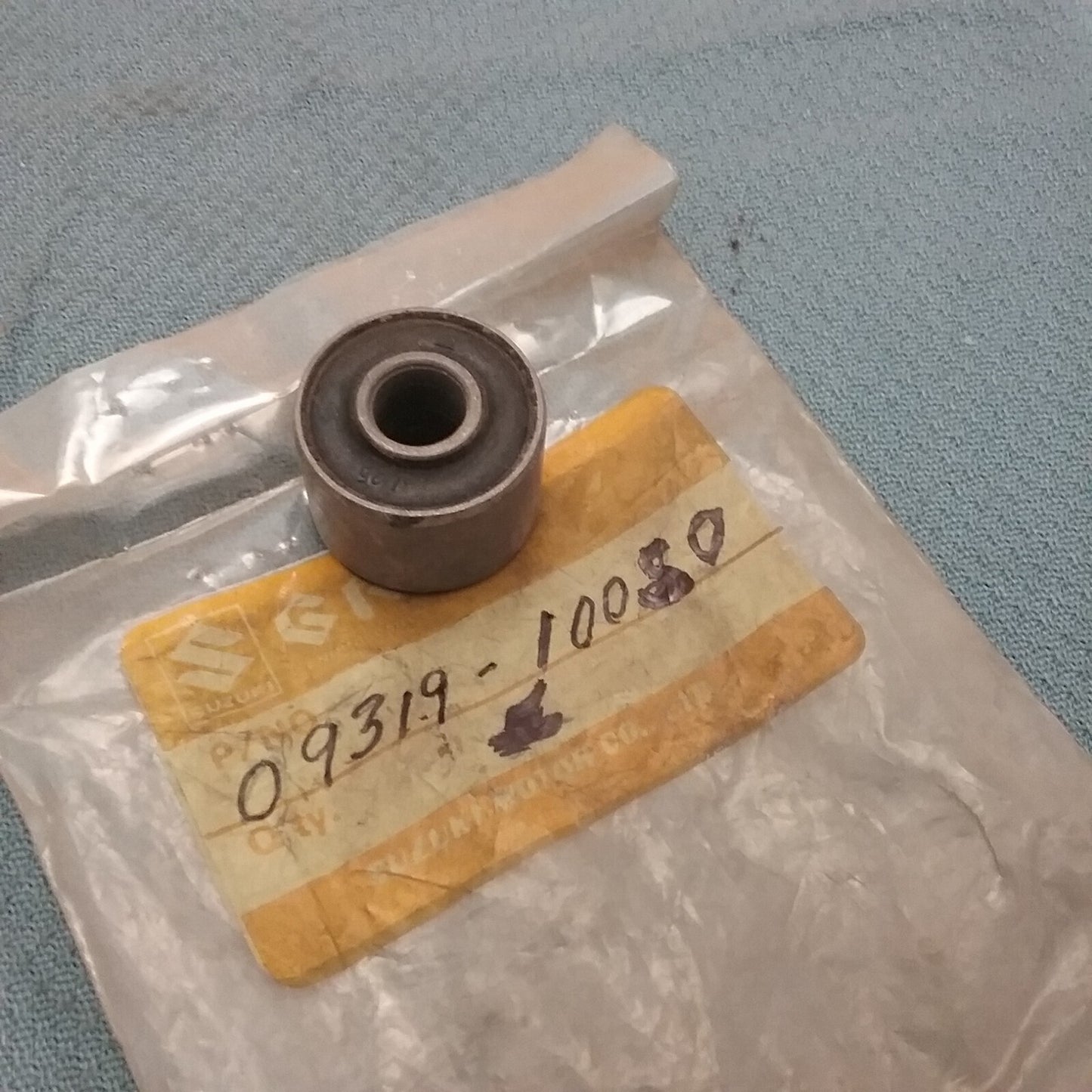 NEW SUZUKI 09319-10050 BUSH, ENGINE MOUNT