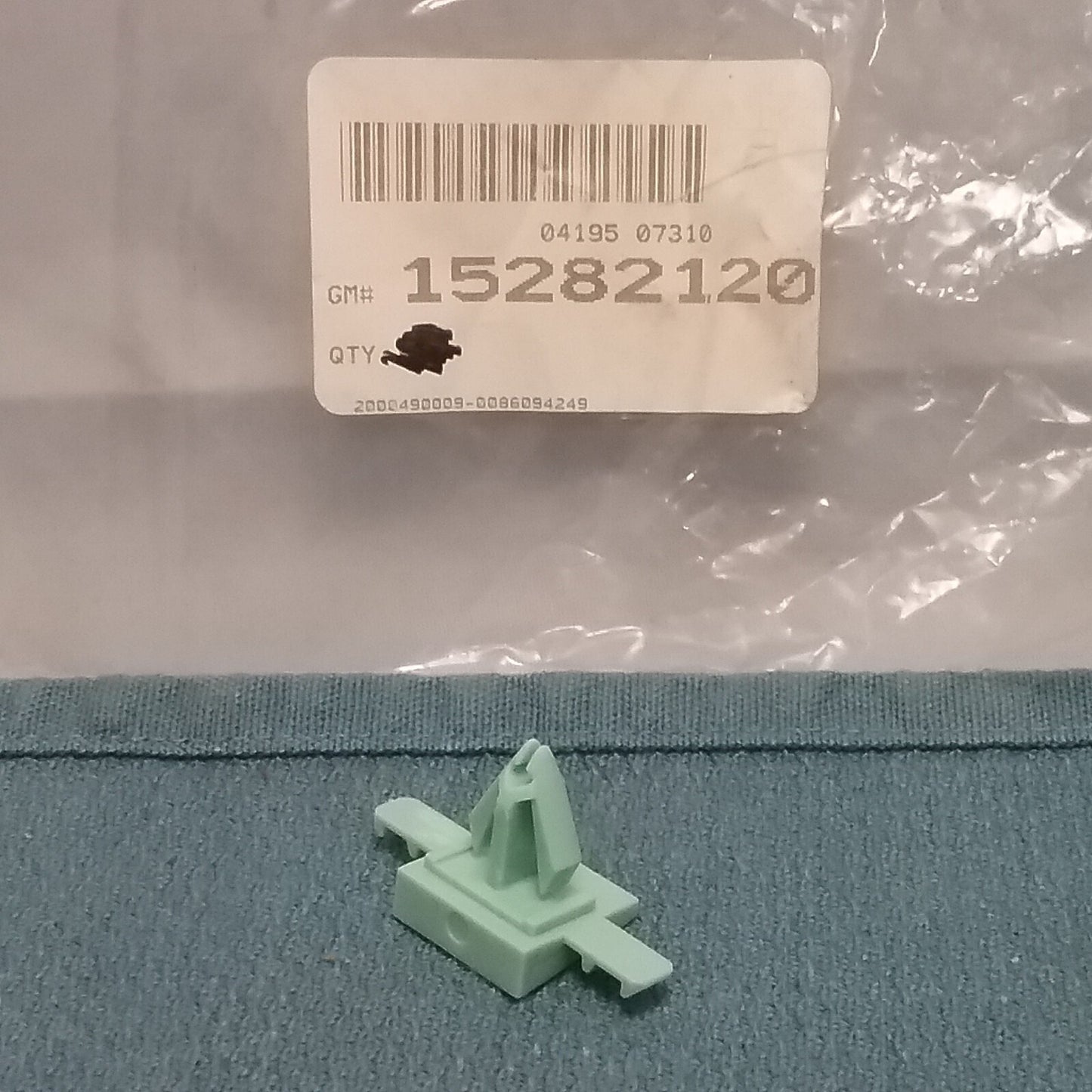 NEW GM 15282120 ROCKER PANEL MOLDING RETAINER