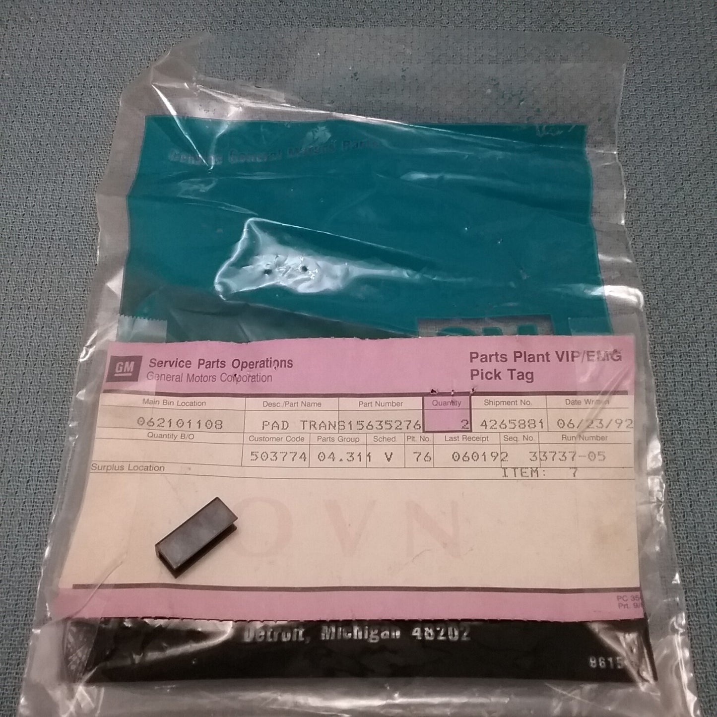 NEW GENUINE GM 15635276 INSERT, 5TH & REV SHIFT FORK 1.6 x 1.1 x 0.6 inches