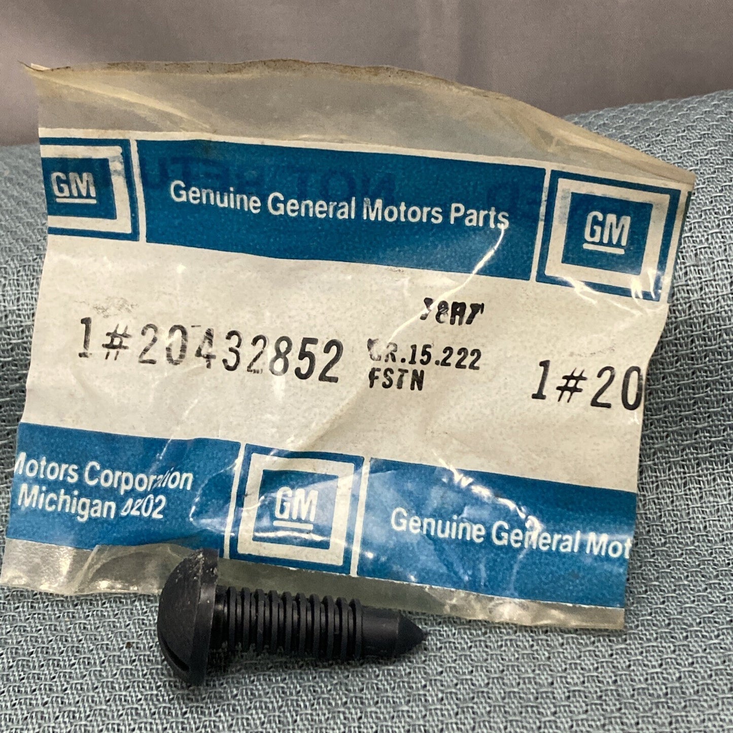 NEW GENUINE GM 20432852 CLIP, REAR END TRIM FINISH PANEL GR 15.222