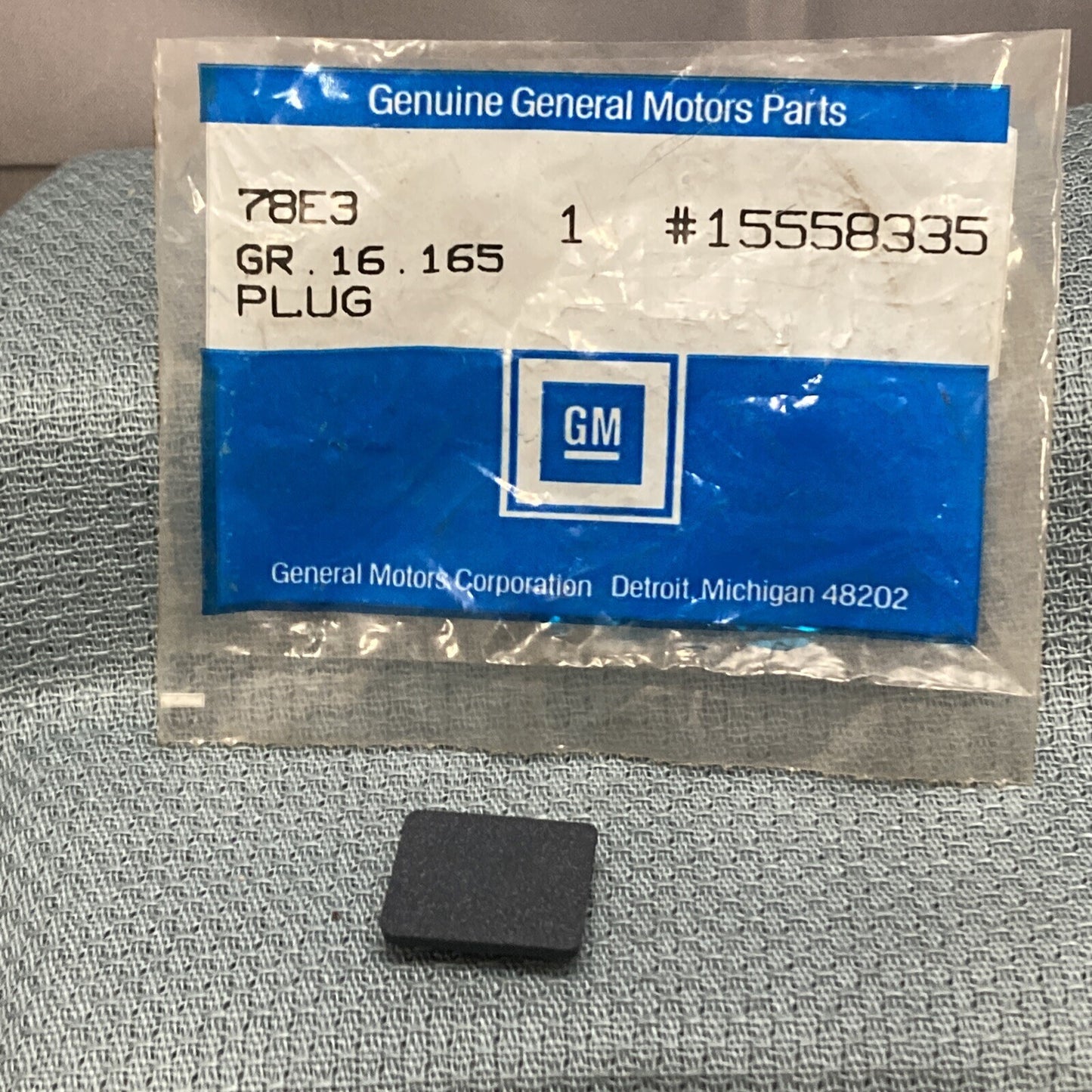 NEW GENUINE GM 15558335 PLUG, DOOR TRIM/ACCESS, SIDE F/DR ASST STRAP 1988-1989