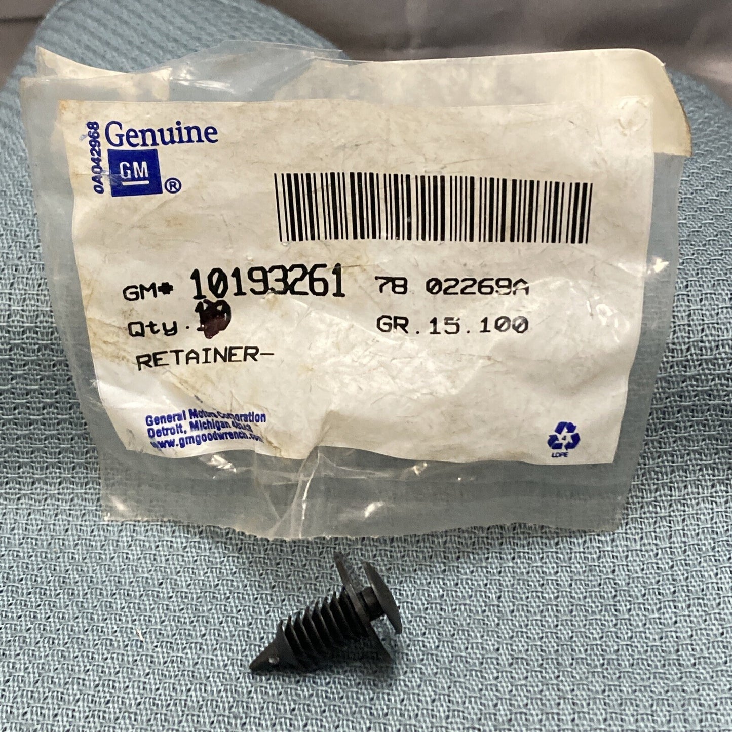 NEW GENUINE GM 10193261 RETAINER, QUARTER INNER REAR TRIM FINISH PANEL GR 15.100