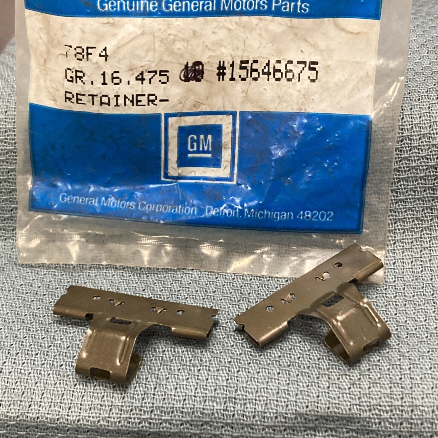 QTY 2 NEW GENUINE GM 15646675 RETAINER, BACK/REAR WINDOW GLASS REVEAL 1988-2000