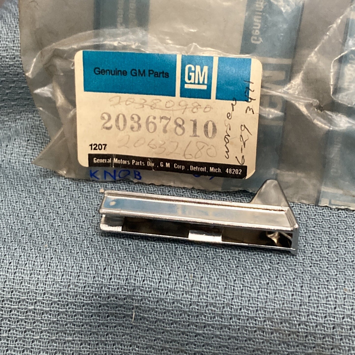 NEW GENUINE GM 20367810 KNOB, DOOR INSIDE LOCKING ROD