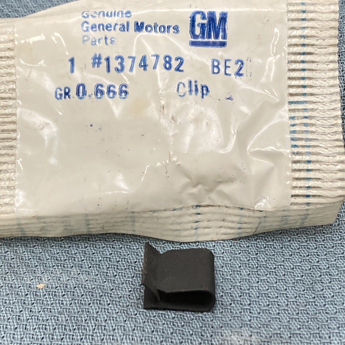 NEW GENUINE GM 1374782 CLIP, ENGINE CRANKSHAFT GR 0.666