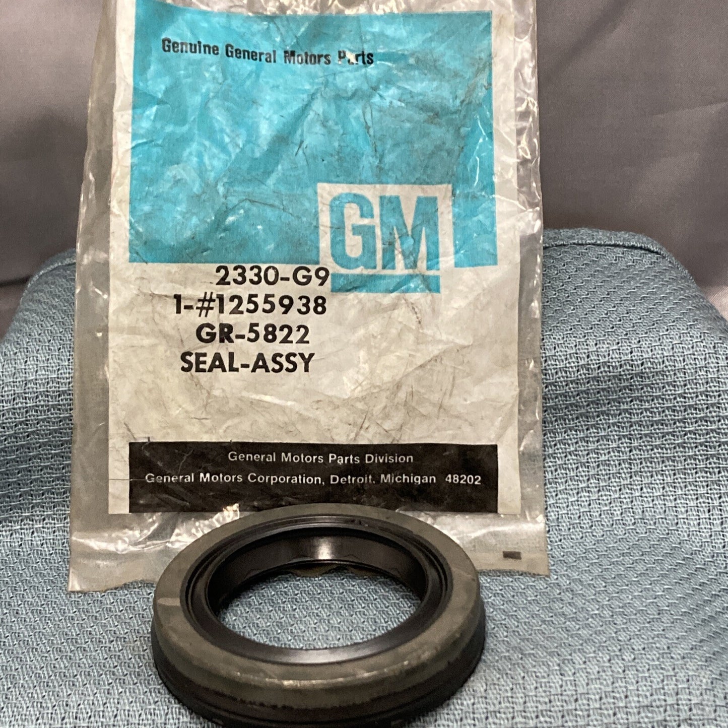 NEW GENUINE GM 1255938 SEAL, REAR AXLE SHAFT GR 5.822