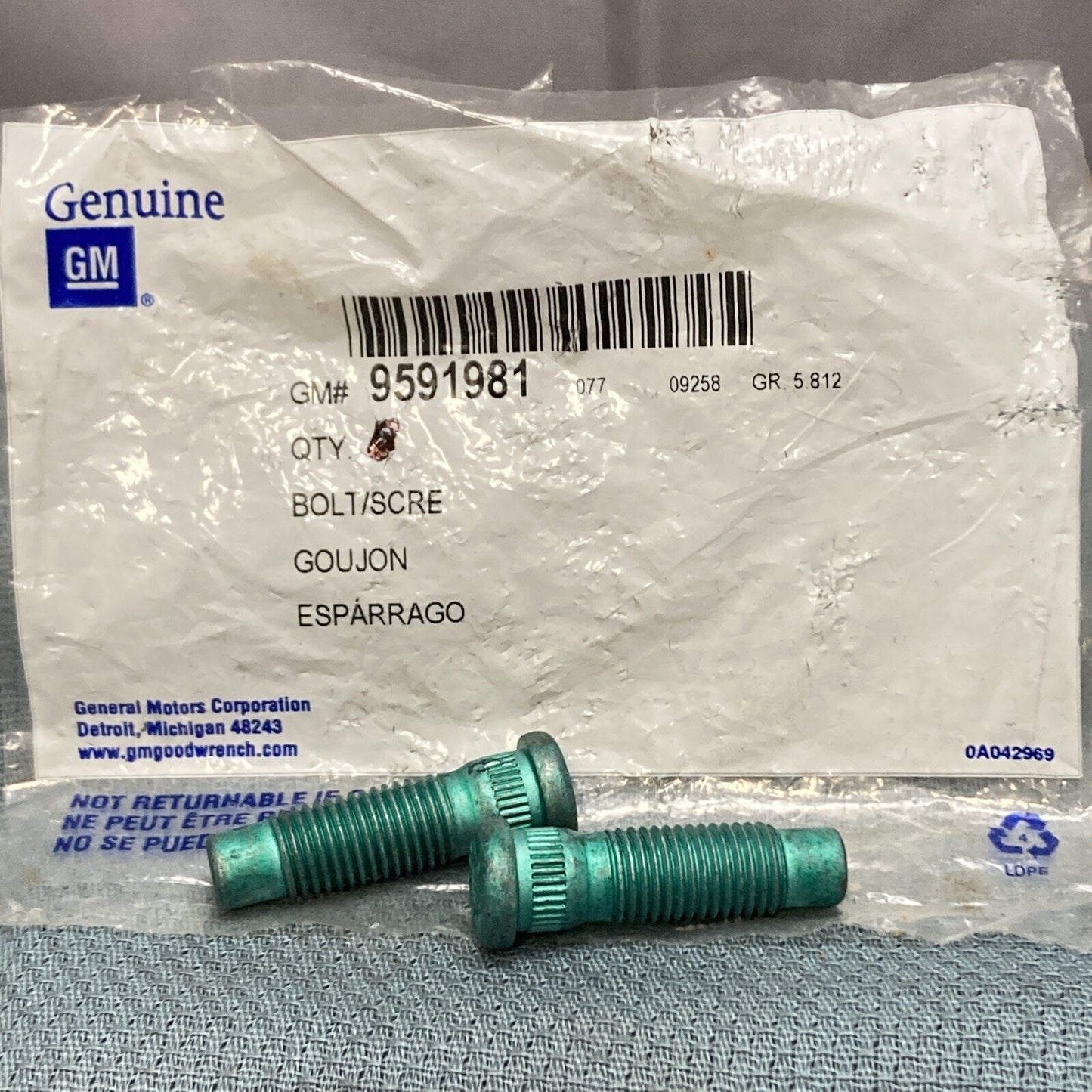 QTY 2 NEW GENUINE GM 9591981 BOLT/SCREW, STUD, REAR WHEEL GR 5.812