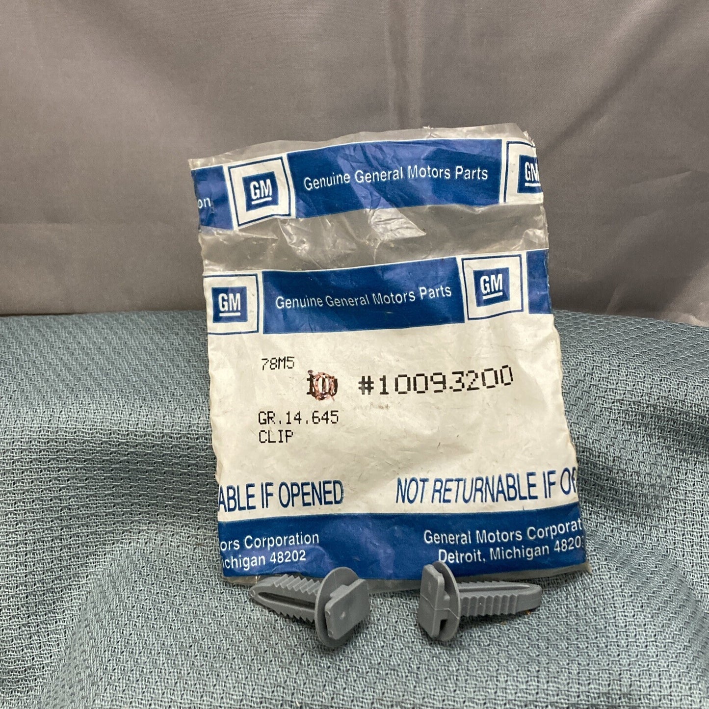 QTY 2 NEW GENUINE GM 10093200 CLIP, WINDSHIELD SIDE & ROOF INNER SIDE FINISH