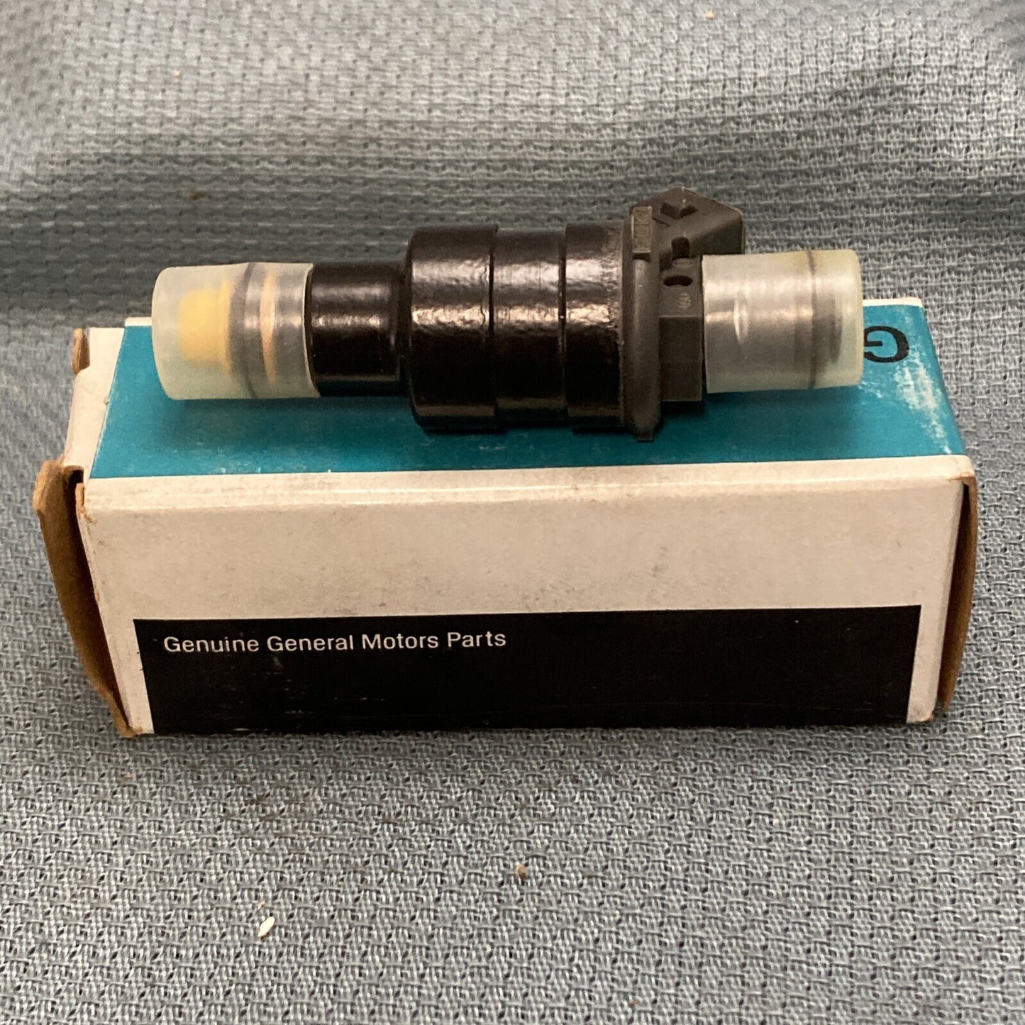 NEW GENUINE GM 25527181 FUEL INJECTOR GR 3.300