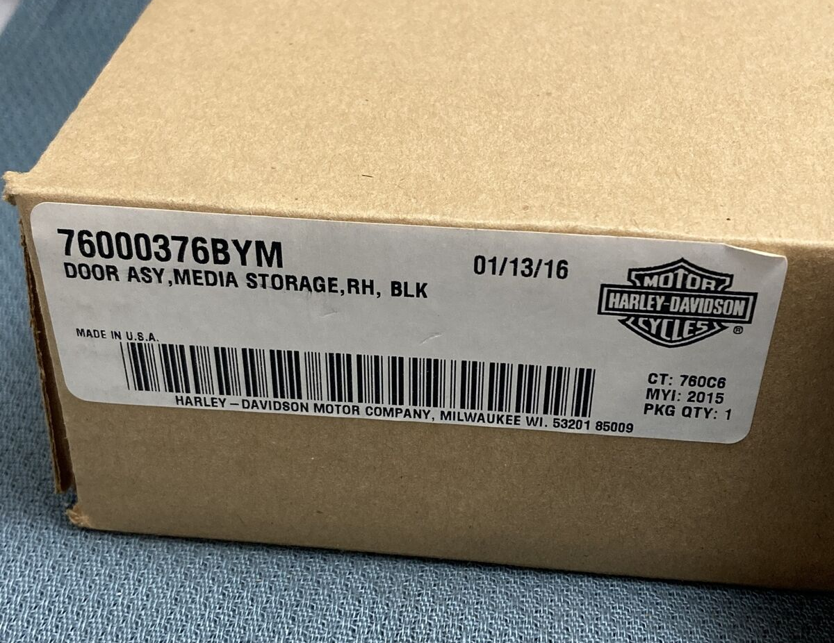 NEW GENUINE HARLEY DAVIDSON 76000376BYM DOOR ASY, MEDIA STORAGE, RH BLK