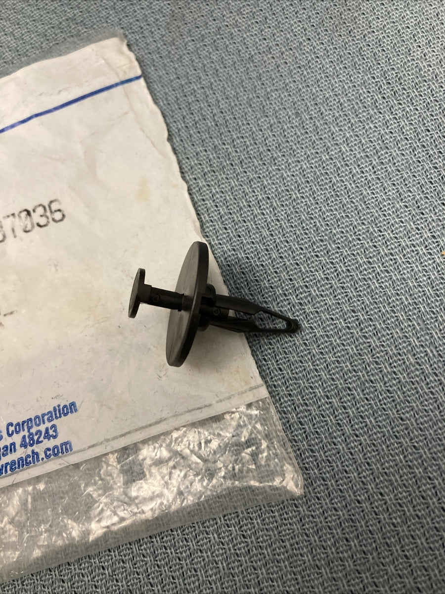 NEW GENUINE GM 22587036 RETAINER, BUMPER COVER GR 1.272