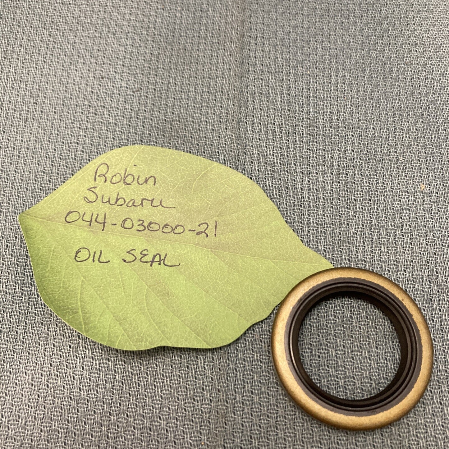 NEW ROBIN SUBARU 044-03000-21 OIL SEAL
