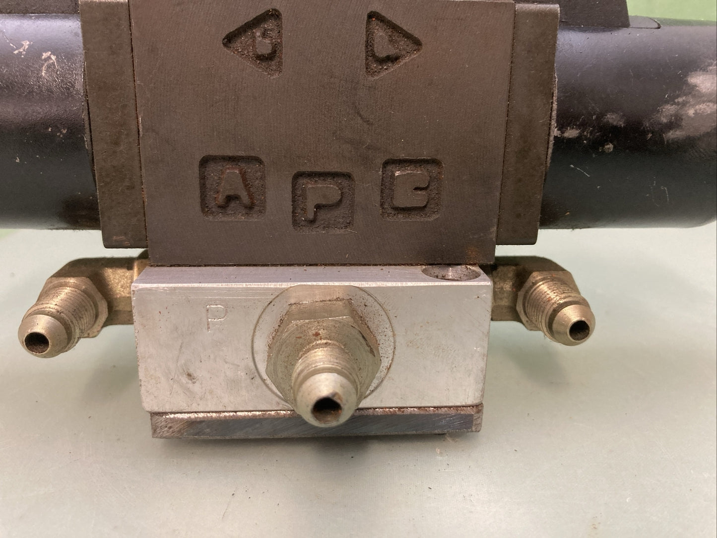 NACHI SS-G01-C6-R-D2-E20 WET TYPE SOLENOID OPERATED DIRECTIONAL CONTROL VALVE