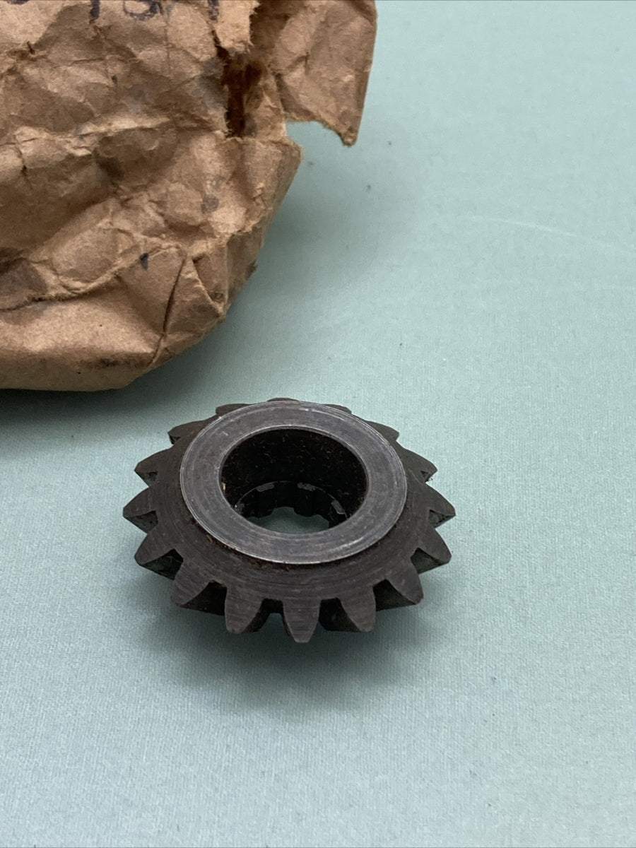 New QUICKSILVER 43-22427 GEAR, PINON - DRIVE SHAFT, NLA