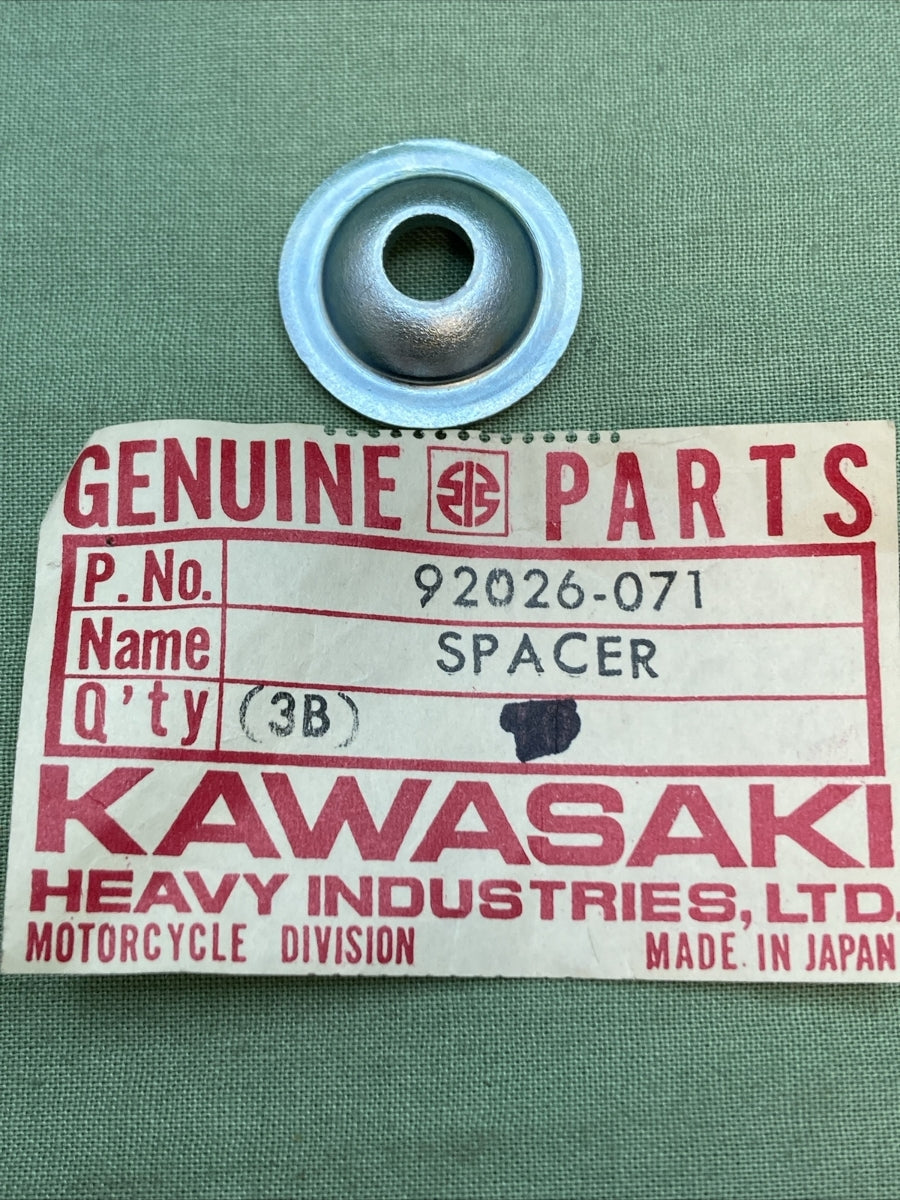 QTY 4 NEW GENUINE KAWASAKI 92026-071 SPACER-R.H CRANKSHAF
