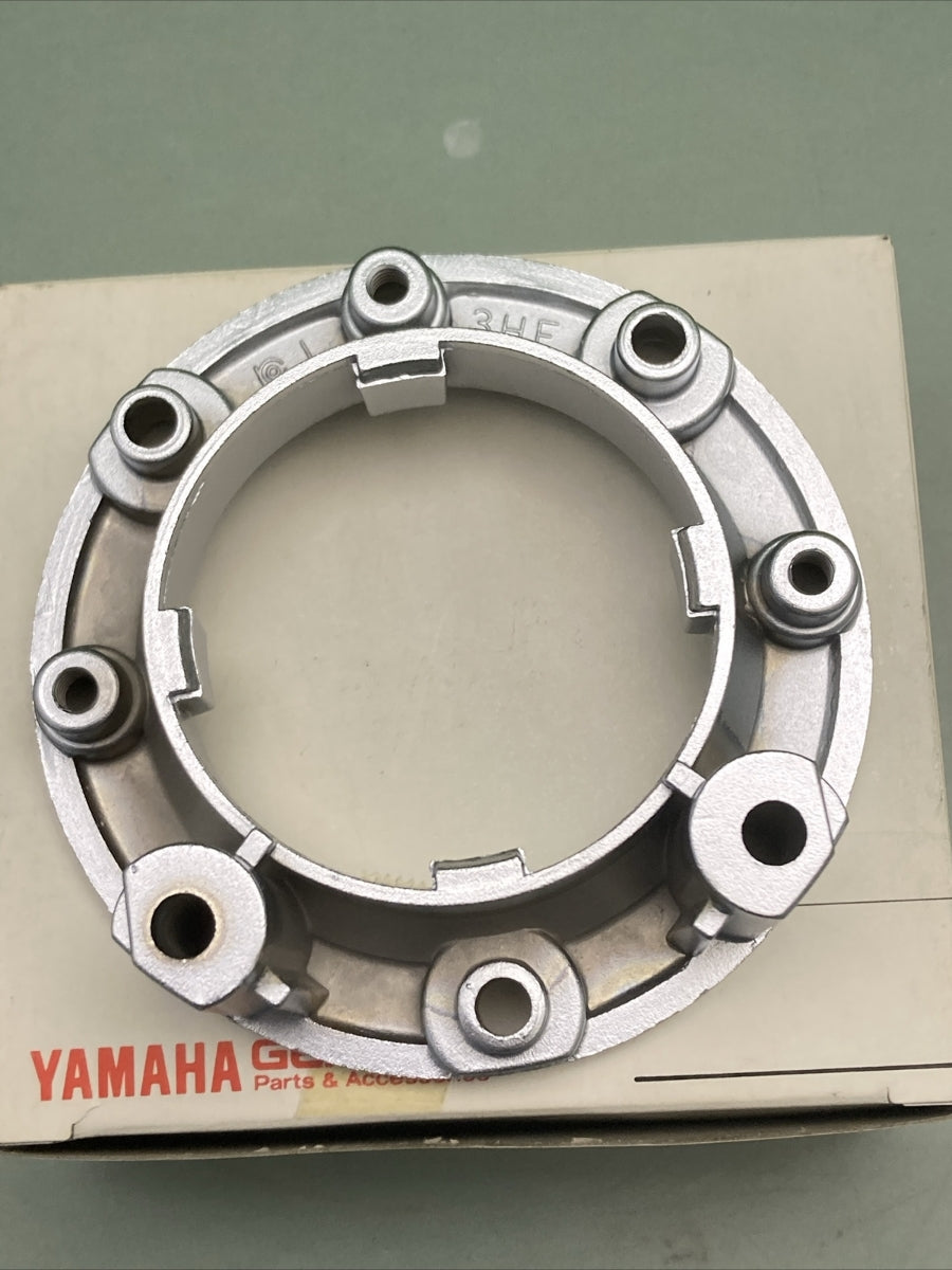 NEW GENUINE YAMAHA 3HE-24614-00-00 CAP PLATE SUPERCEDES 3HE-24614-00