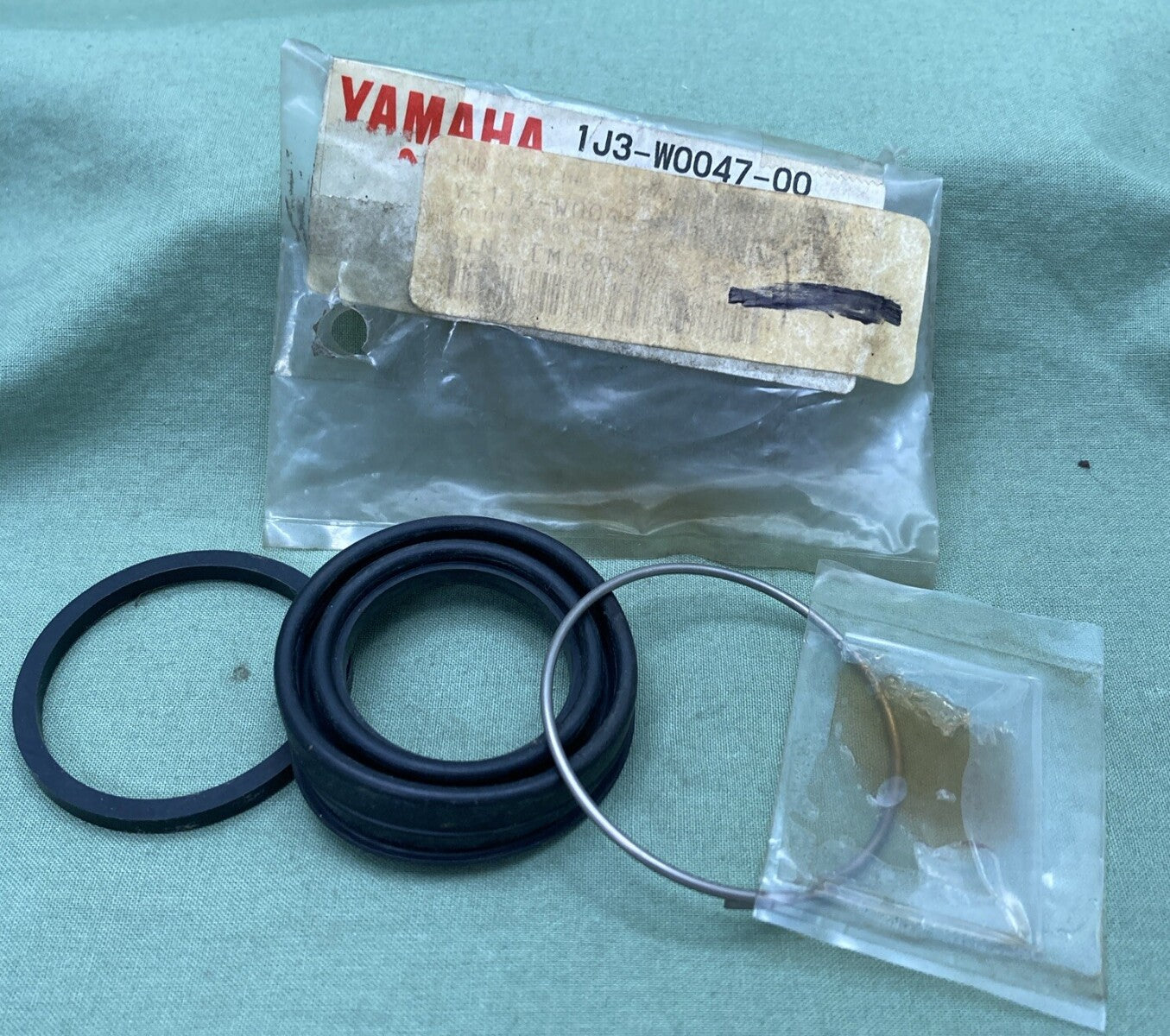 NEW GENUINE YAMAHA 1J3-W0047-00 Caliper Seal Kit