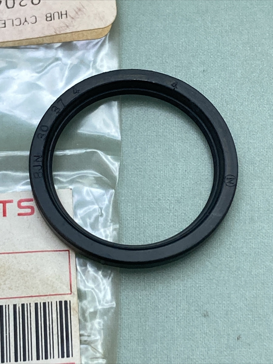 NEW GENUINE KAWASAKI 92049-1205 OIL SEAL