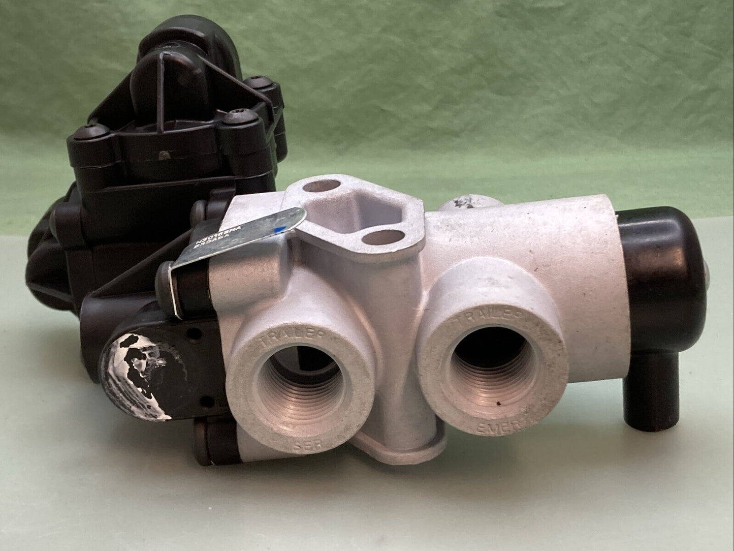 NEW GENUINE HALDEX KN34110X Two-Line Tractor Protection Valve