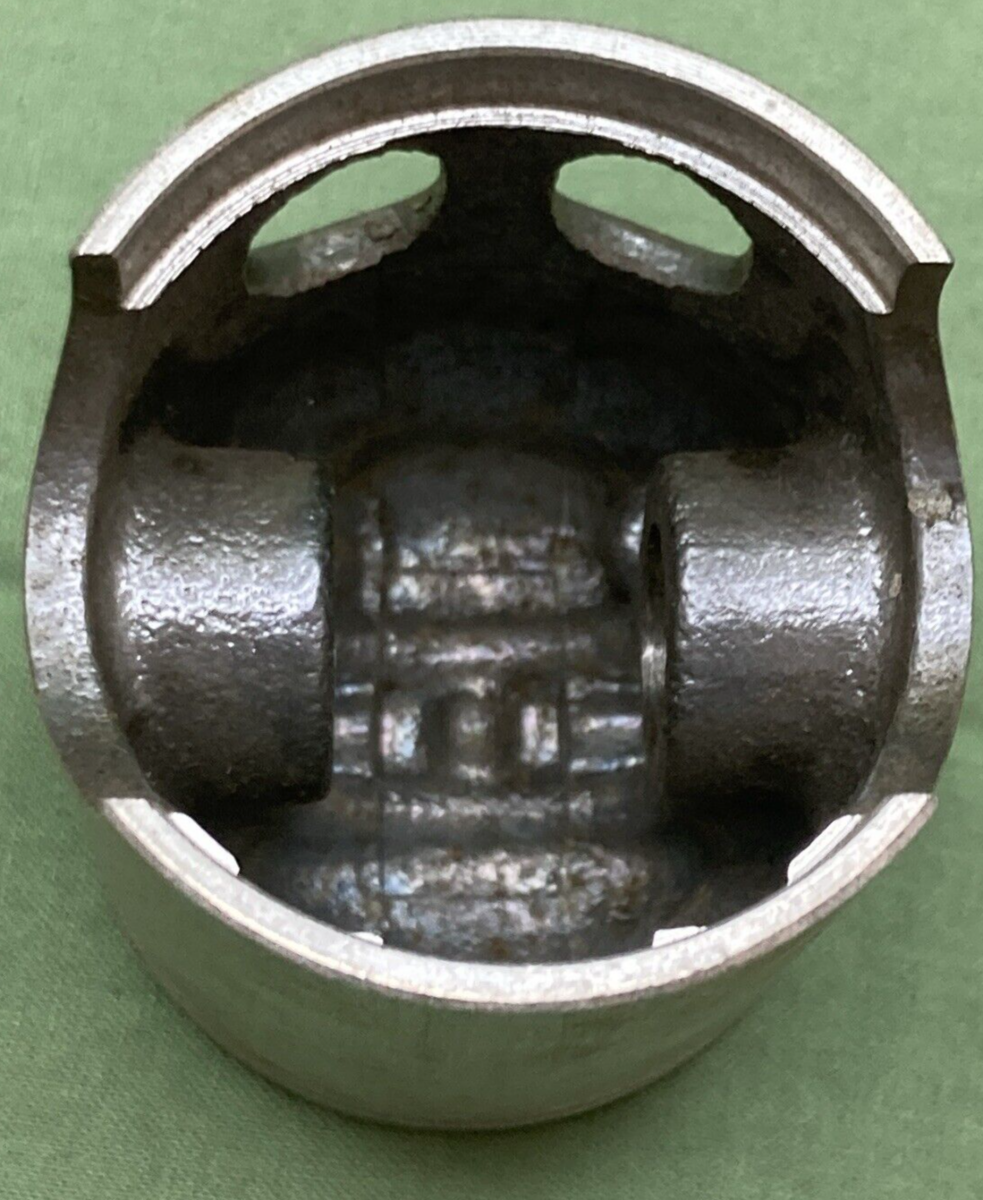 NEW GENUINE YAMAHA 2F4-11635-00 PISTON 1ST 0.25 O/S