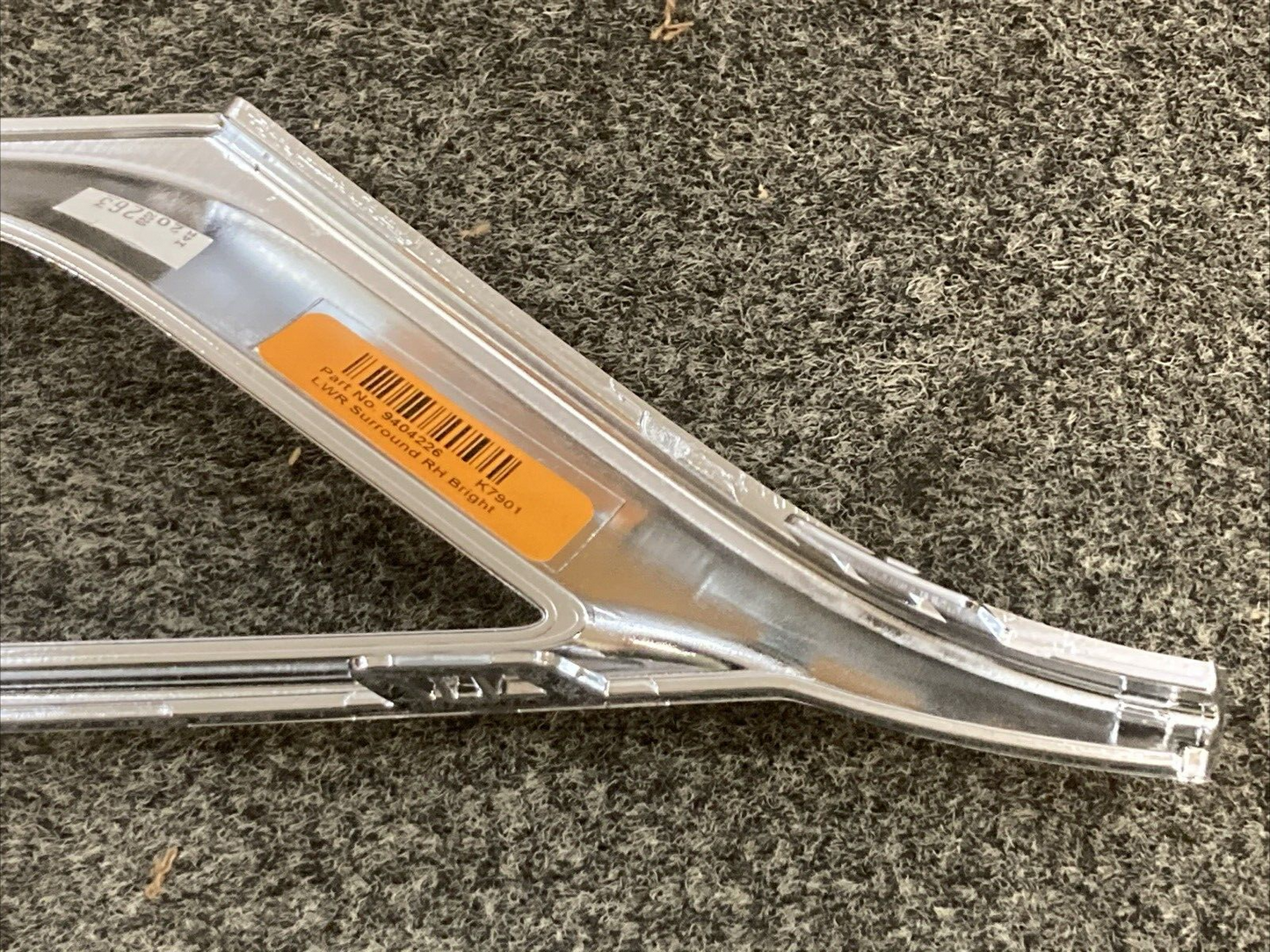 NEW GENUINE MOPAR 5SW14SZ0AB Front Fascia Bezel Right CHROME FITS CHRYSLER 300