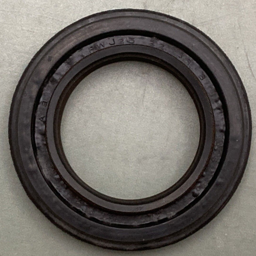 NEW GENUINE YAMAHA 93103-32137-00 OIL SEAL SW-TYPE