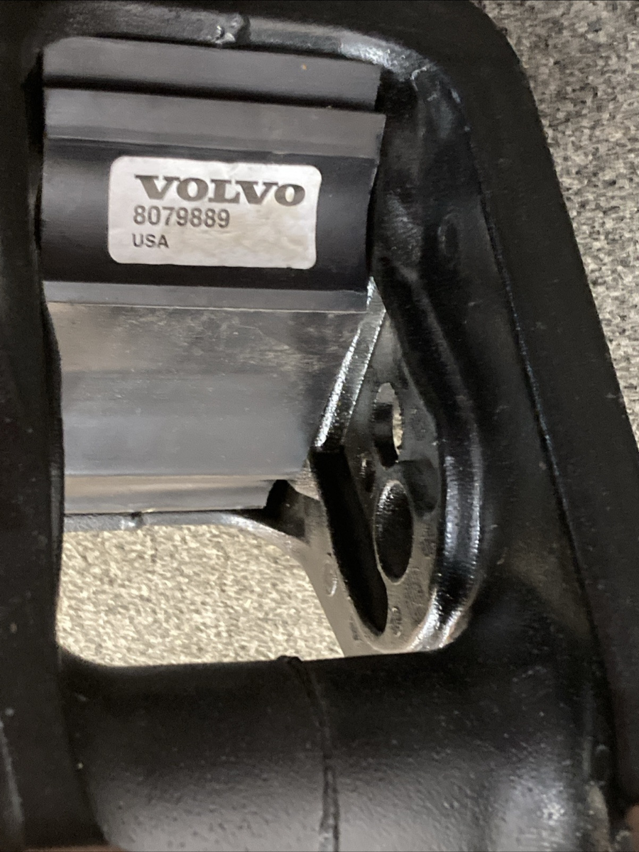 NEW GENUINE VOLVO 3186973 BRACKET SUSPENSION REAR LEAF SPRING