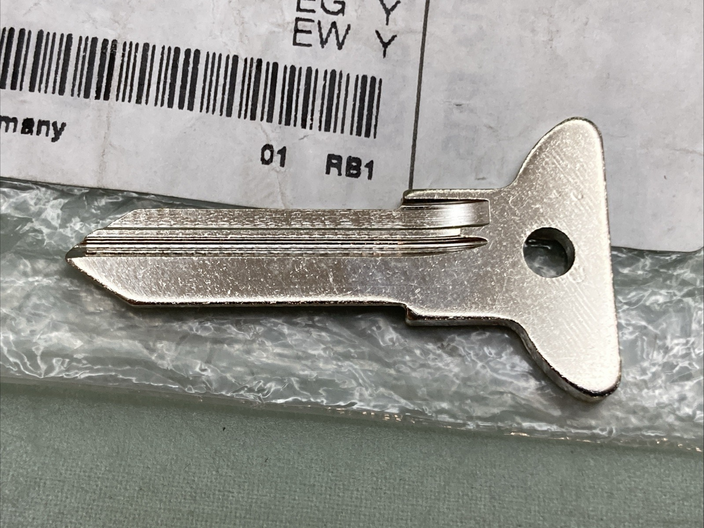 NEW GENUINE BMW 51252313298 Key (Blank)