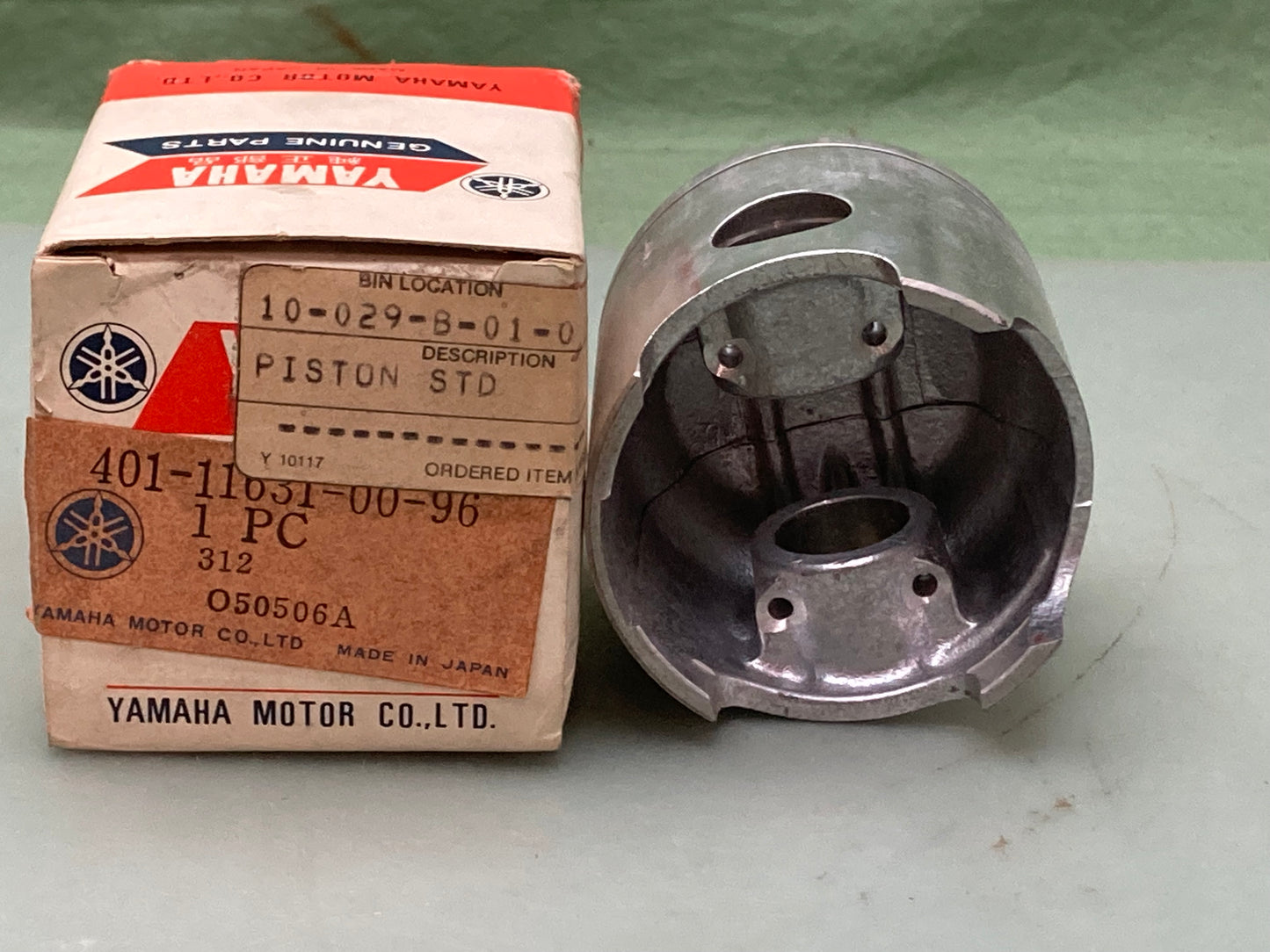 New Genuine Yamaha 401-11631-00-96 Piston Std