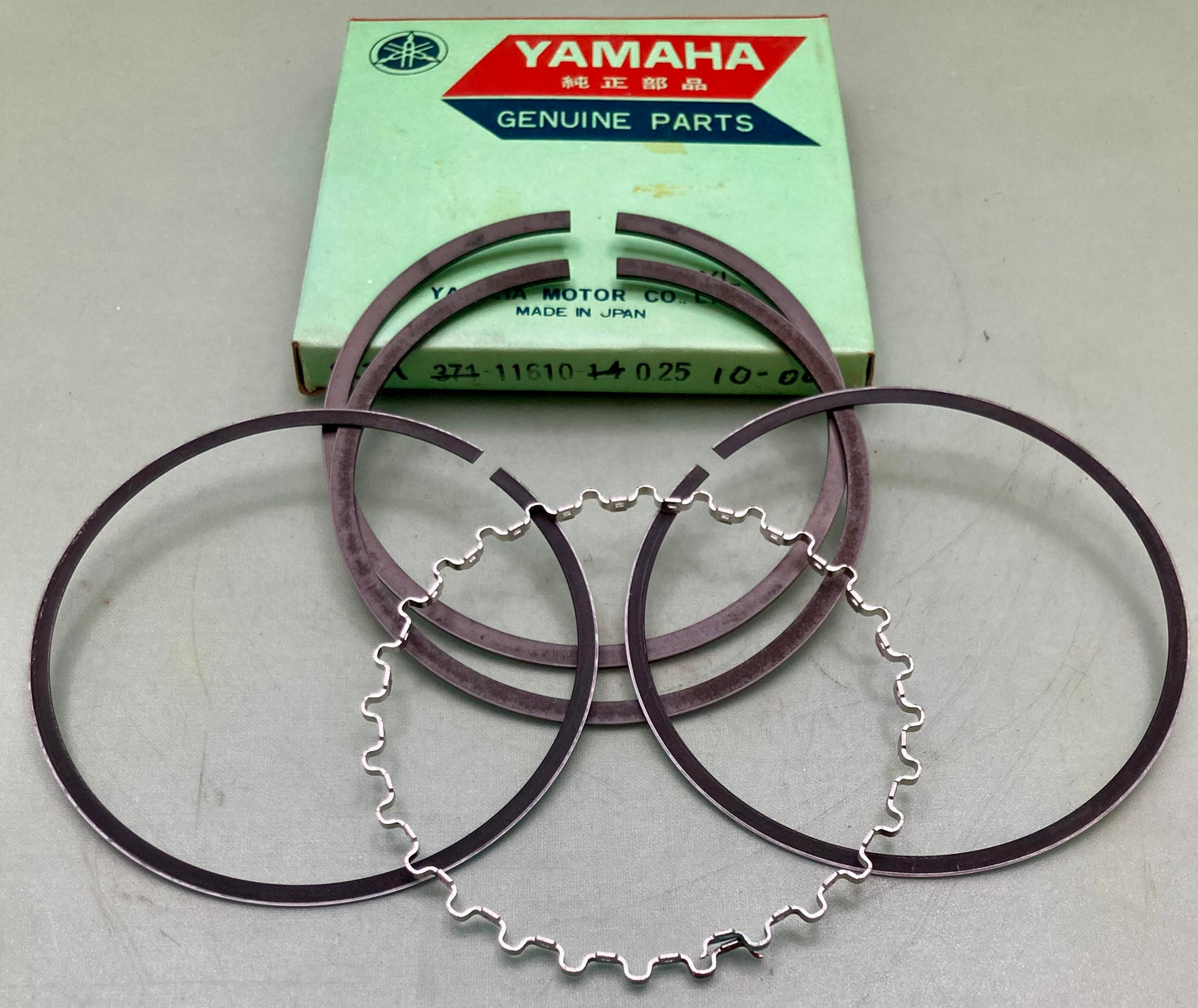New Genuine Yamaha 371-11610-14 Piston Ring Set 0.25
