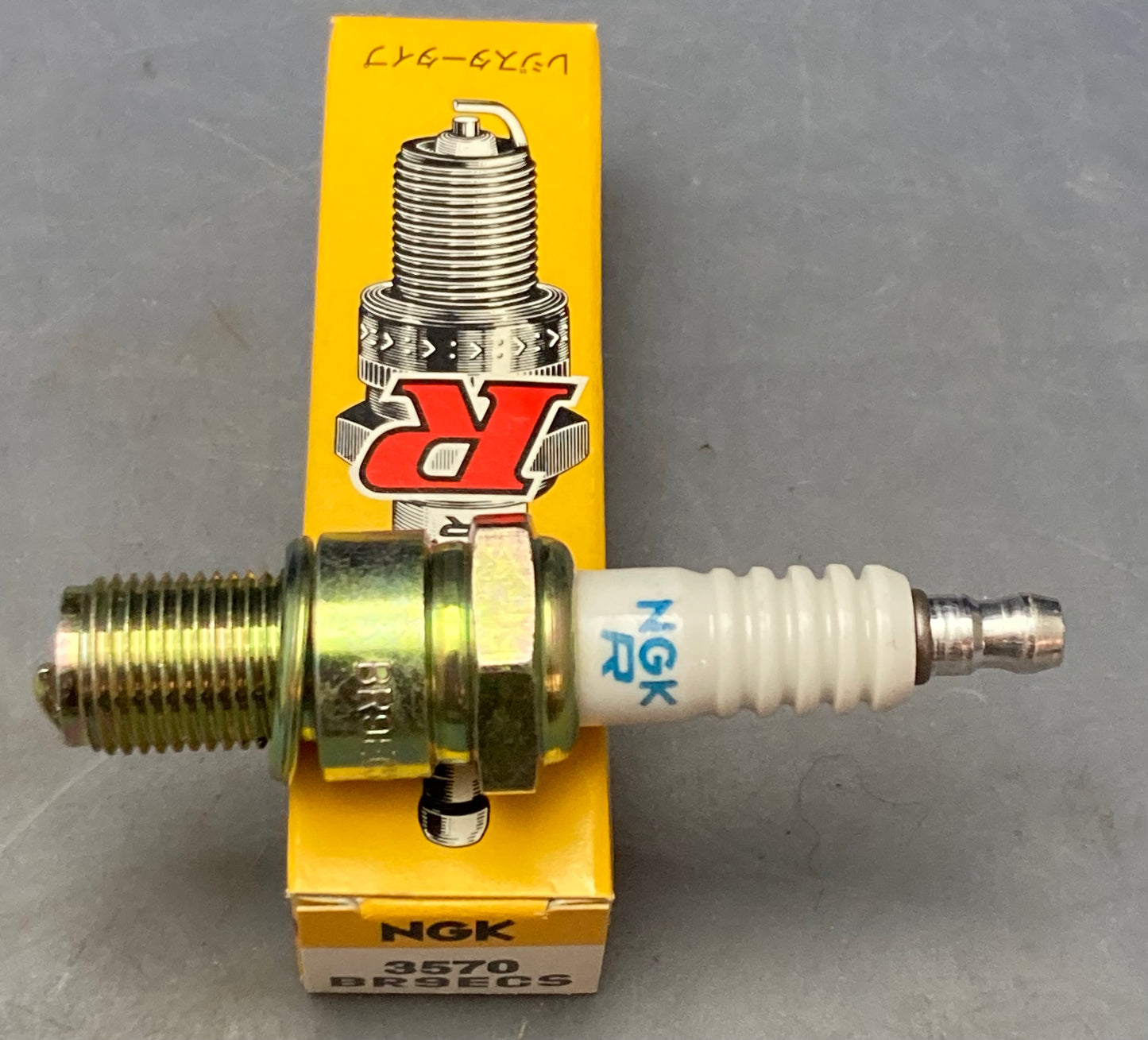 New Genuine NGK BR9ECS 3570 Spark Plug