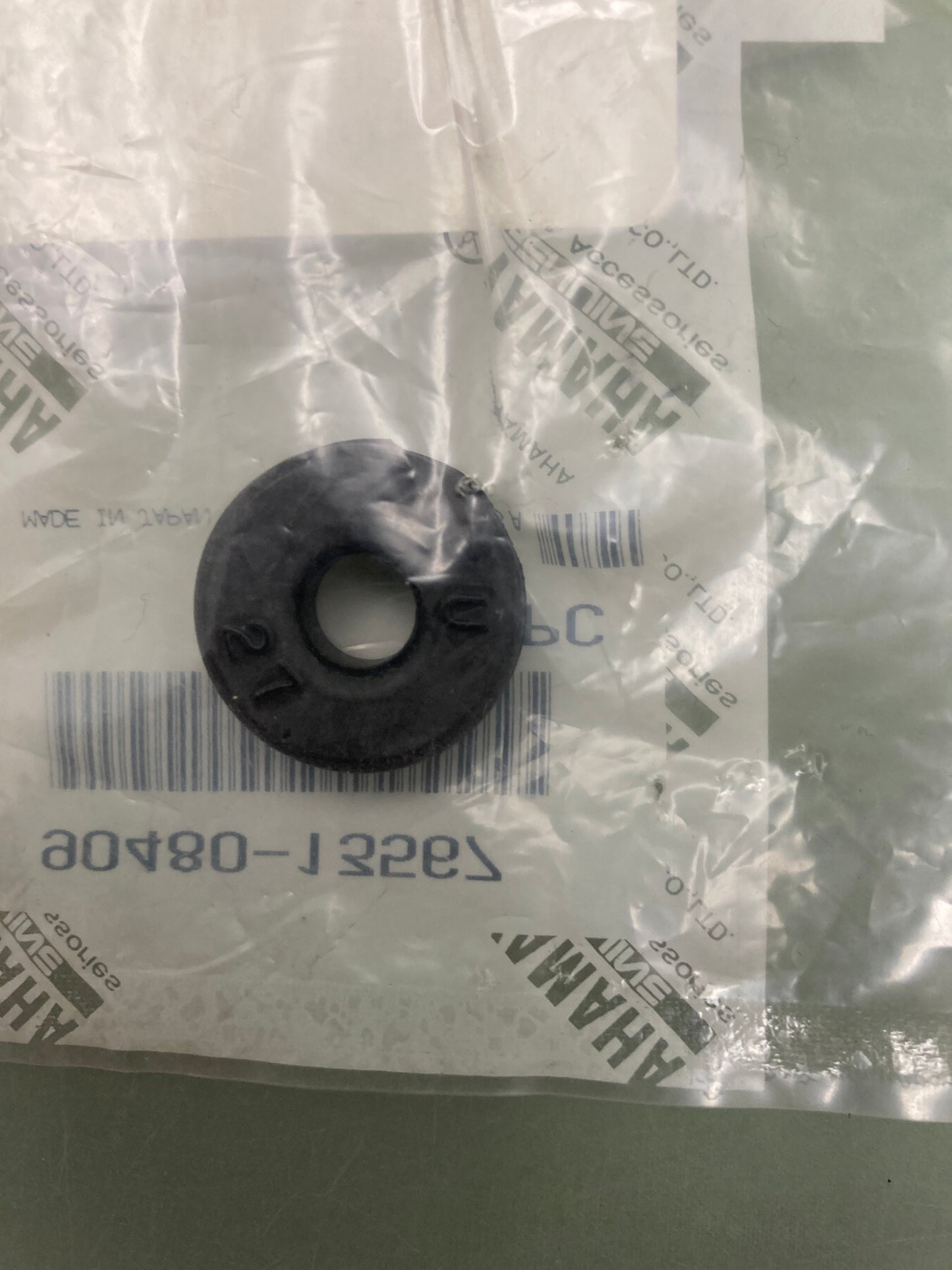 New Genuine Yamaha 90480-13567 Grommet