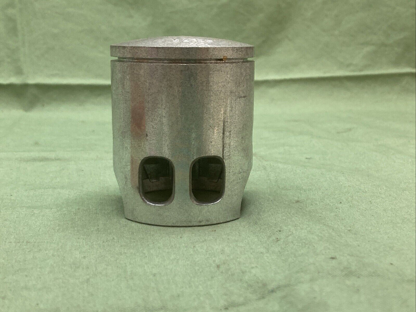 NEW GENUINE YAMAHA 335-11635-00 PISTON 1ST 0.25 O/S