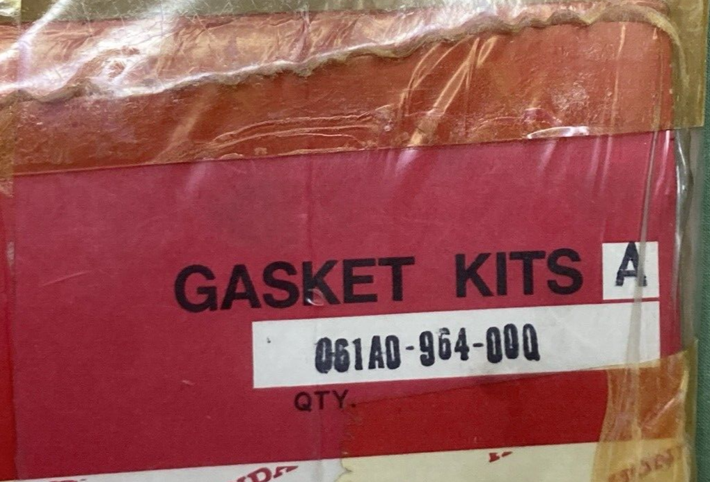 NEW GENUINE HONDA 061A0-964-000 GASKET SET - SEE PHOTOS FOR PARTS INCLUDED