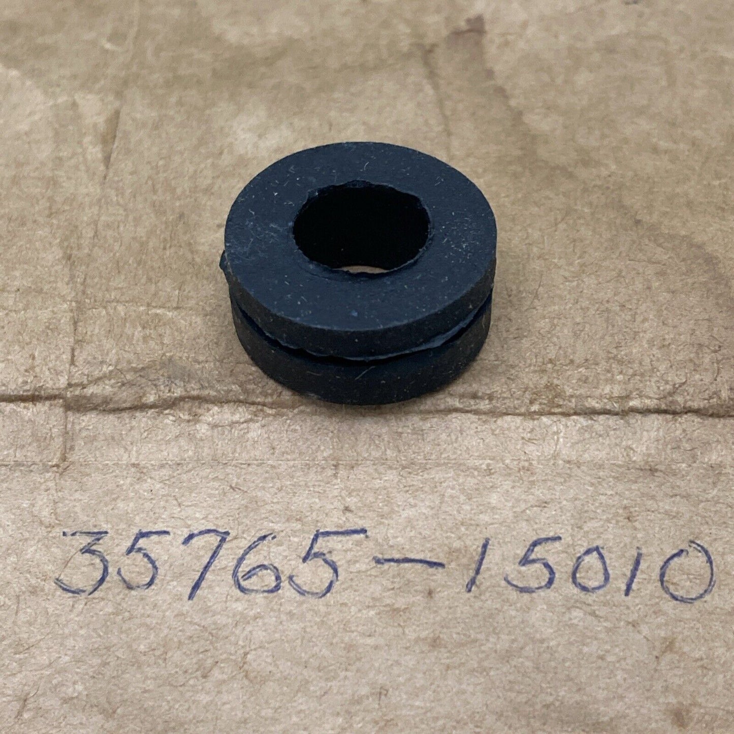 NEW REPLACES SUZUKI 35765-15010 Tail & Brake Lamp Bracket Buffer