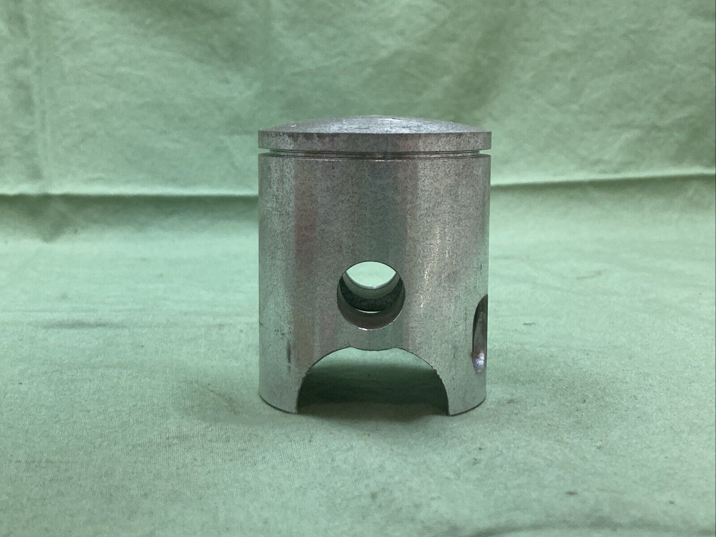 NEW GENUINE YAMAHA 335-11635-00 PISTON 1ST 0.25 O/S