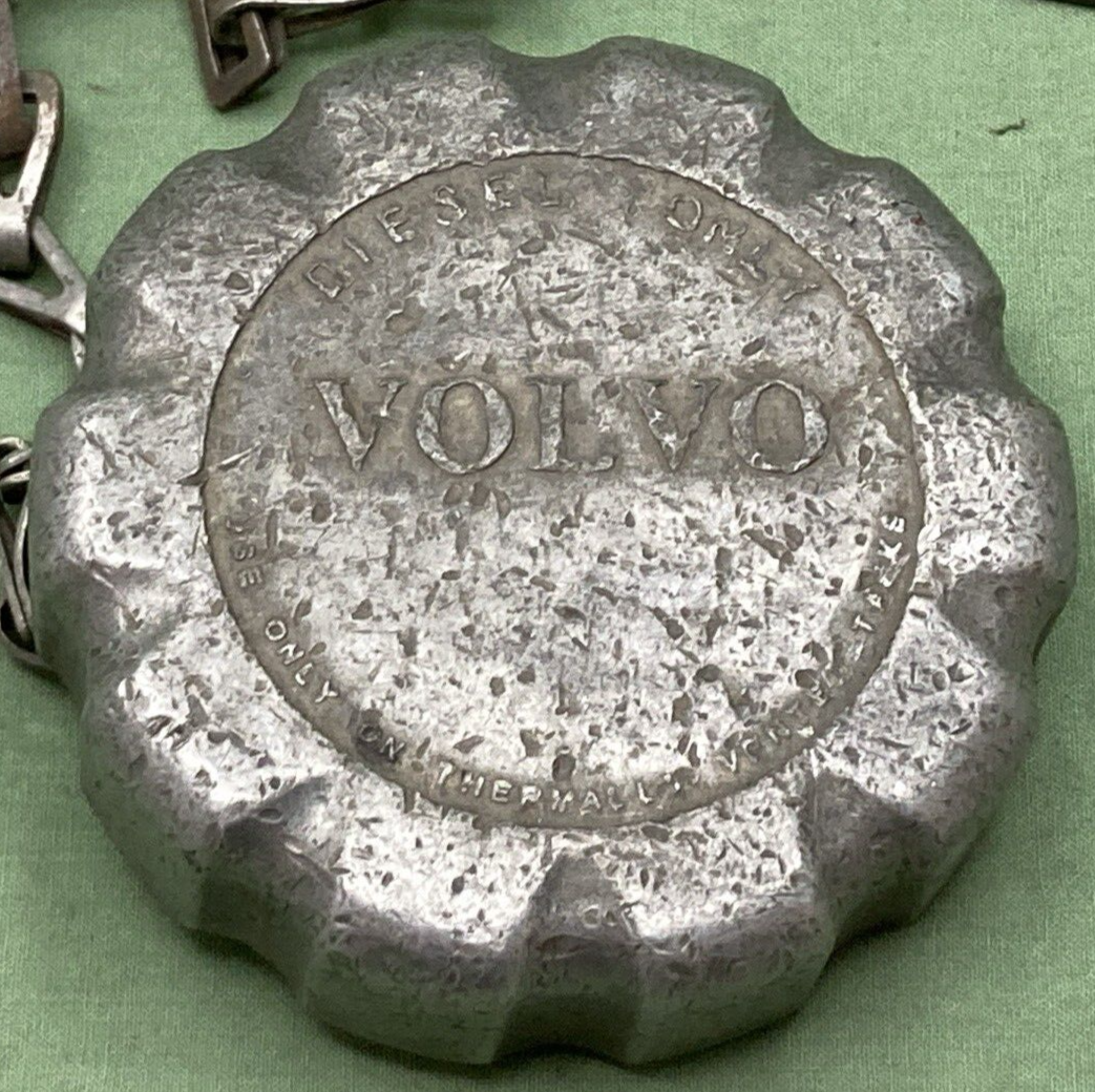 NEW GENUINE VOLVO 20745985 FUEL CAP NON-LOCKING W/ 12" CHAIN