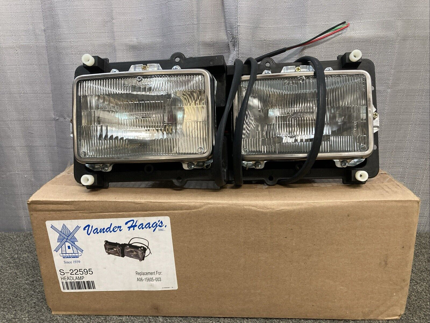 NEW GENUINE VANDER HAAG'S S-22595 RH Passenger Headlamp DUAL SEAL FOR FREIGHTLIN