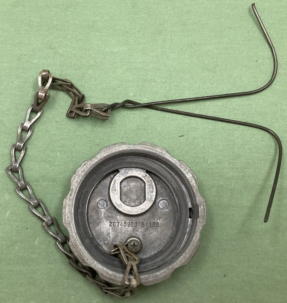 NEW GENUINE VOLVO 20745985 FUEL CAP NON-LOCKING W/ 12" CHAIN