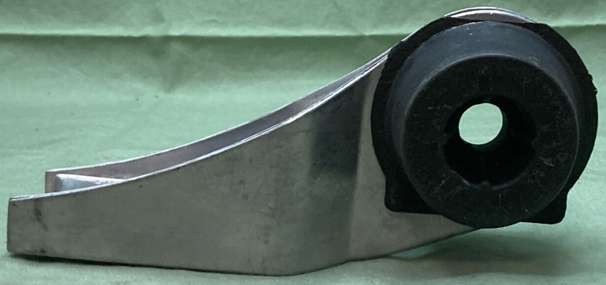 NEW GENUINE MOPAR 68141918AB Exhaust HANGER SUPPORT FITS JEEP