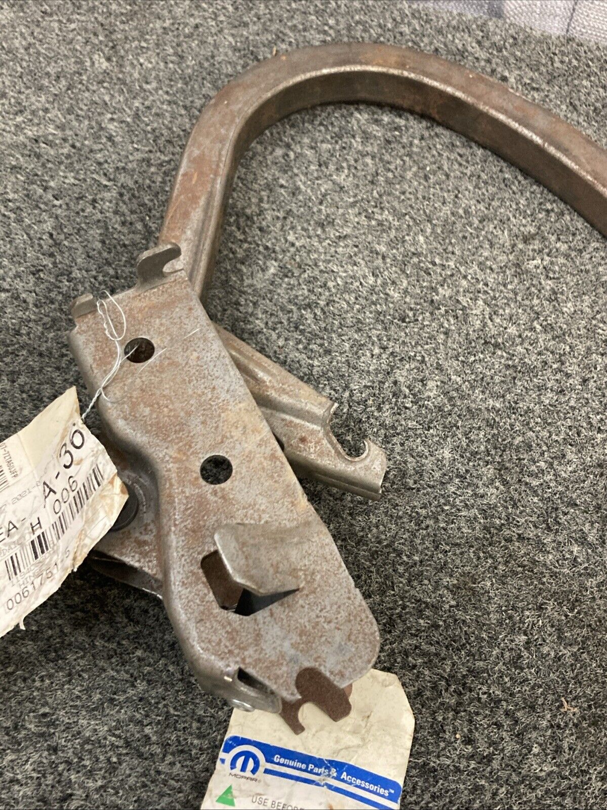 NEW GENUINE MOPAR 68159369AD Deck Lid Hinge
