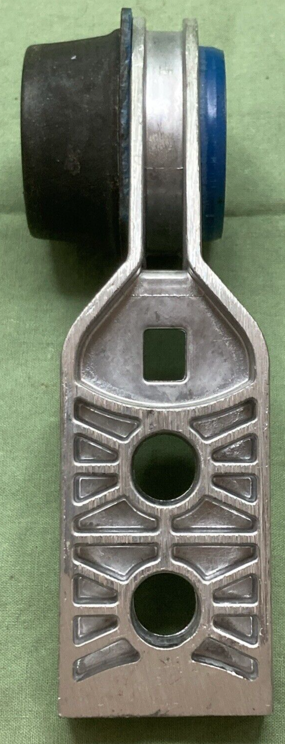 NEW GENUINE MOPAR 68141918AB Exhaust HANGER SUPPORT FITS JEEP