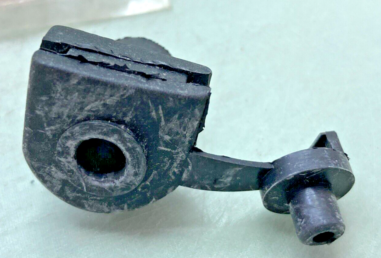 NEW GENUINE KAWASAKI 92071-073 GROMMET