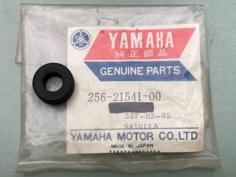 New Genuine Yamaha 256-21541-00 Grommet