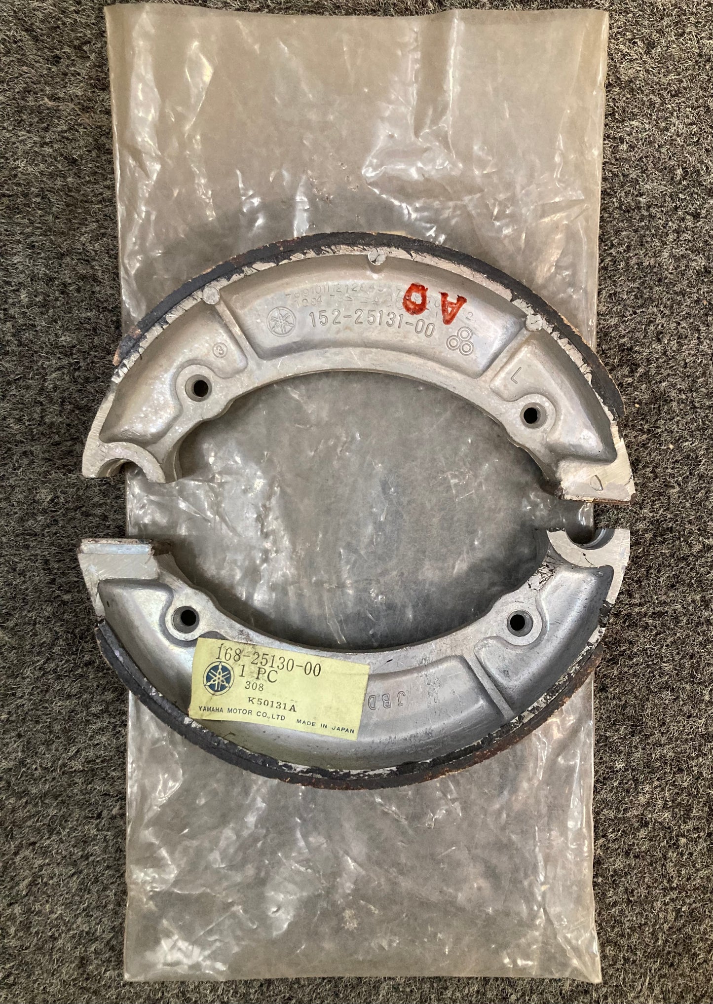 New Genuine Yamaha 168-25130-00 Brake Shoe Set