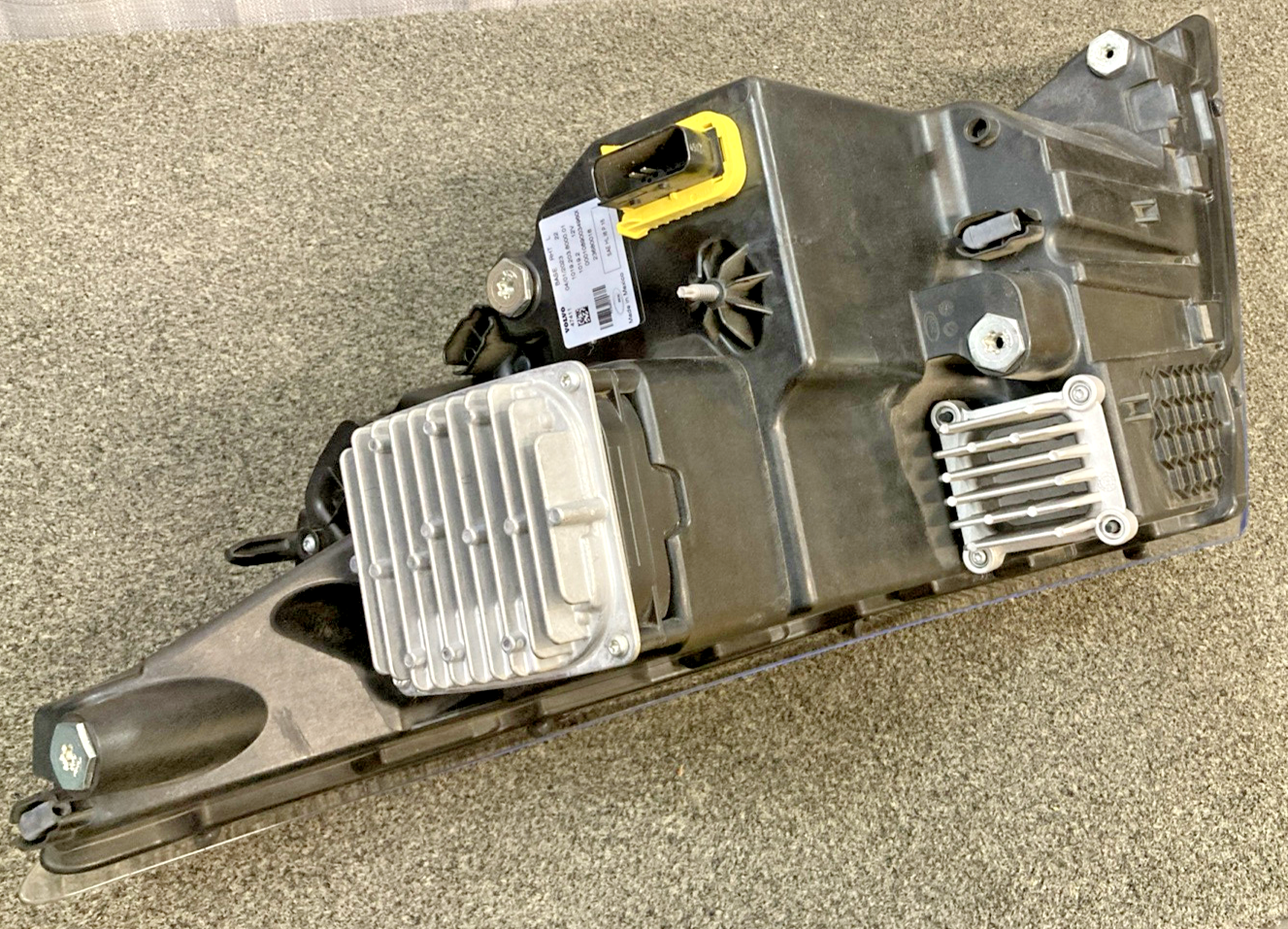 NEW GENUINE VOLVO 23680018 DRIVER SIDE HEADLIGHT