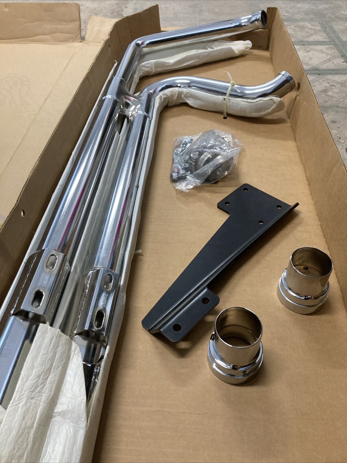 NEW GENUINE VANCE AND HINES 17909 Big Shots Long (’86-’06) Harley Softail